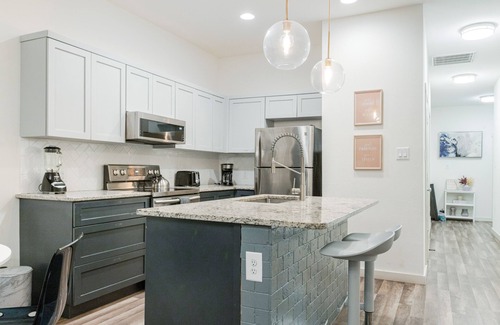 Near East Side House | Modern Downtown 3BR Home - Mins to Alamodome/Riverwalk with Firepit, Patio, BBQ