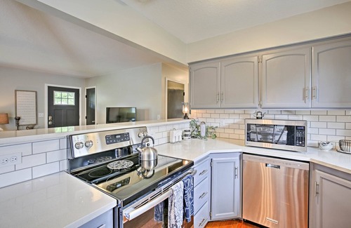 Excelsior Springs Cottage | Modern Excelsior Springs Home w/Deck & 3 Acres!