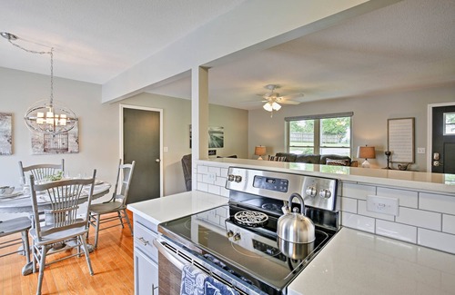 Excelsior Springs Cottage | Modern Excelsior Springs Home w/Deck & 3 Acres!