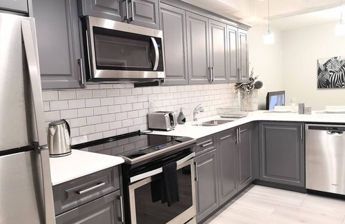 Southwest Calgary Apartment | Modern Executive Furnished 1 Bed Apartment Suite