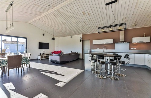 Olonne-sur-Mer House | Modern family home for 9 near sea and forest