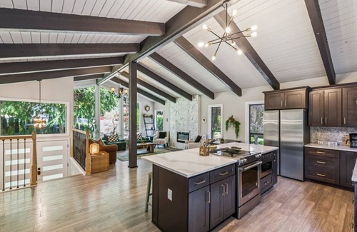 Lake Stevens House | Modern Forest Escape Near Hikes & Lake 6 Bedroom Home