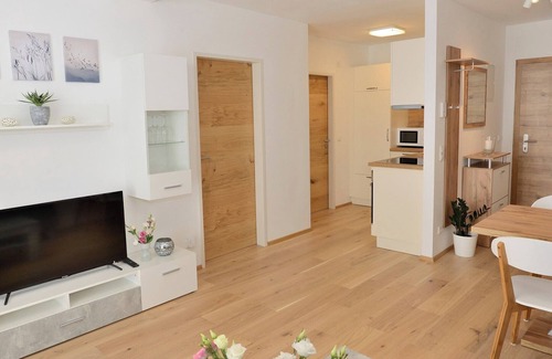 Muhlbachl Apartment | Modern Holiday Apartment "Serles" with Wi-Fi, Garden and Terrace