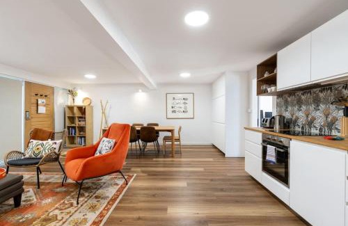 Deakin House | Modern Home Conveniently Close to Hospitals - Hosted by Canstay