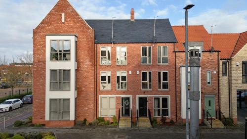 Hull House | Modern home in the Hull Marina