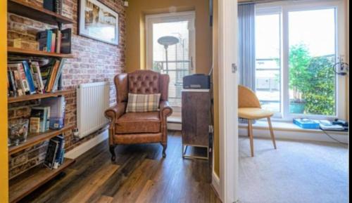 Hull House | Modern home in the Hull Marina