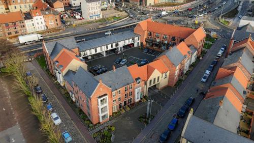Hull House | Modern home in the Hull Marina