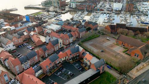 Hull House | Modern home in the Hull Marina
