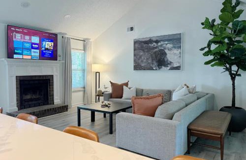 Savannah House | Modern Home Near Beach & City Dog Friendly
