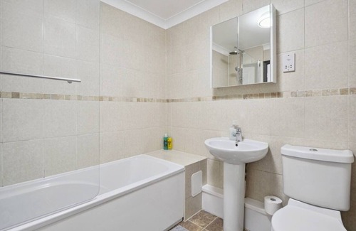 Knaphill Apartment | Modern, homely penthouse ideal for families, couples, or professionals. Enjoy a 55” Smart TV, superfast Wi-Fi, and free parking—your perfect base for short or long stays.