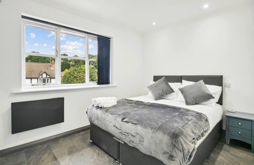Knaphill Apartment | Modern, homely penthouse ideal for families, couples, or professionals. Enjoy a 55” Smart TV, superfast Wi-Fi, and free parking—your perfect base for short or long stays.