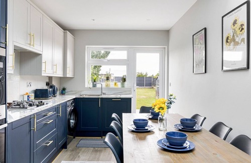 Mayfield Apartment | Modern Ilford home with private garden
