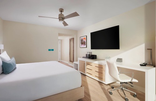 Charlotte Harbor Hotel | Modern King Studio Close to Dining, Shopping, and Waterfront Parks