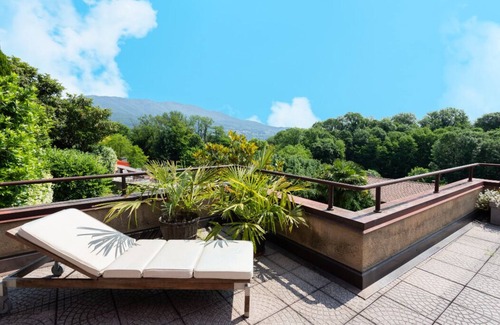 Bardello Apartment | Modern Lake Apartment with Pool & Tennis