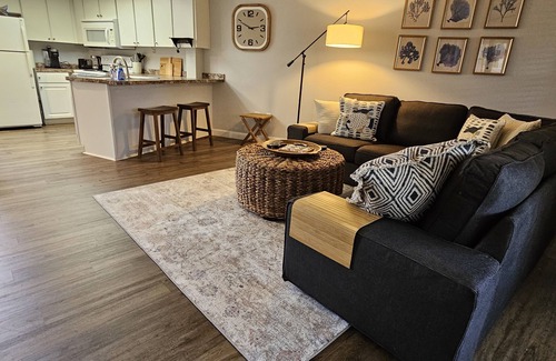 Palm Harbor Condo | Modern Lake Tarpon Condo: King/Queen Beds, Work Desk & Monitors