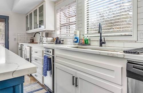 Spicewood House | Modern Lake-View Getaway | Epic Views & Game Room | Pools, Tennis & Boat Ramp