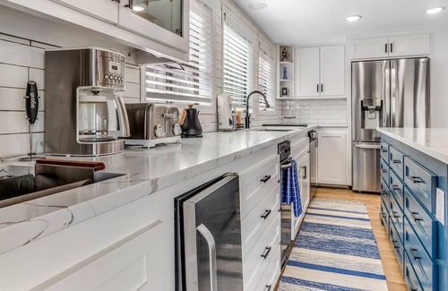 Spicewood House | Modern Lake-View Getaway | Epic Views & Game Room | Pools, Tennis & Boat Ramp