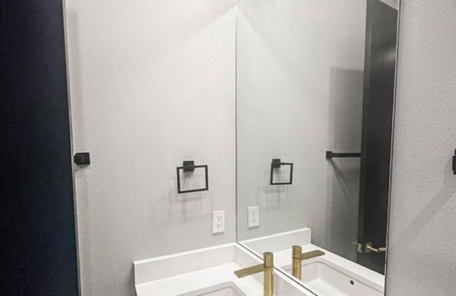 Cottage Lake Apartment | Modern Lakeview AUD Studio W/Private Patio & KTN