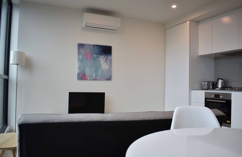 South Melbourne Apartment | Modern Light-Filled 1BR in South Melbourne