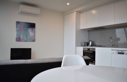 South Melbourne Apartment | Modern Light-Filled 1BR in South Melbourne