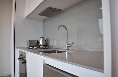 South Melbourne Apartment | Modern Light-Filled 1BR in South Melbourne