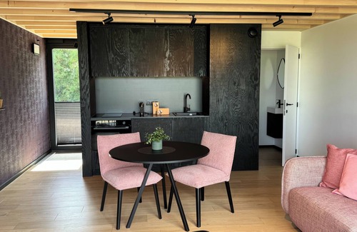 Bohon House | Modern lodge for 2 with a hot tub and a firepit