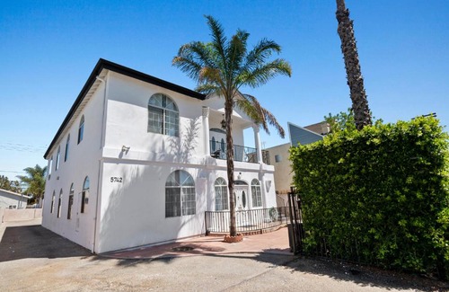 NoHo Arts District Apartment | Modern loft close to Universal studio and Hollywood for 8