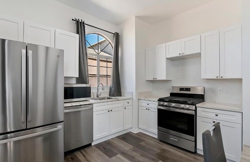 NoHo Arts District Apartment | Modern loft close to Universal studio and Hollywood for 8