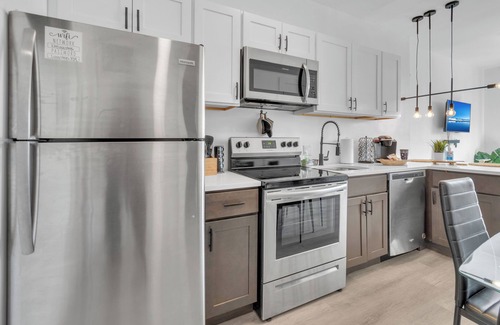 Elizabeth Apartment | Modern luxe apt Airport+ NYC