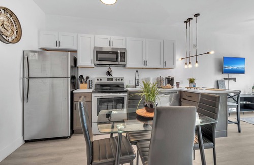 Elizabeth Apartment | Modern luxe apt Airport+ NYC