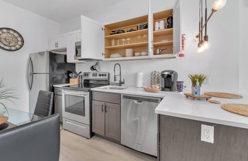 Elizabeth Apartment | Modern luxe apt Airport+ NYC