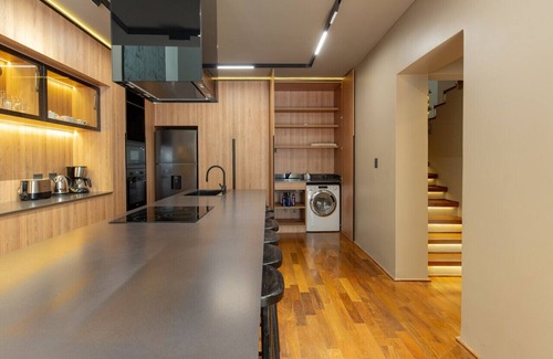 Palermo House | Modern Luxury Home Perfect for Couples & Families - Safe and Quiet Neighborhood