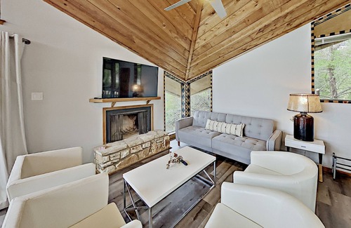 Spicewood House | Modern luxury home with three lake-view decks - pools & tennis