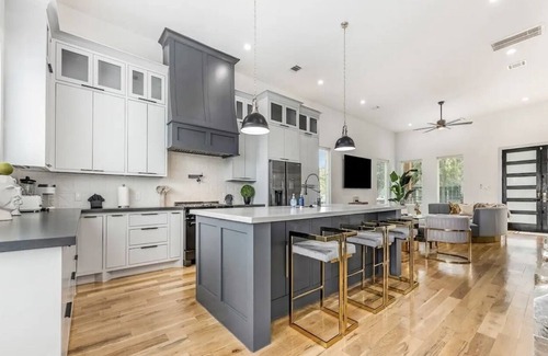 South Central Houston House | Modern/Luxury/Rooftop Deck/Downtown/Heated Pool/5BDRM
