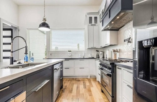 South Central Houston House | Modern/Luxury/Rooftop Deck/Downtown/Heated Pool/5BDRM