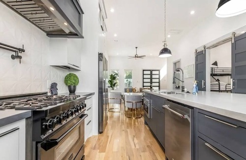 South Central Houston House | Modern/Luxury/Rooftop Deck/Downtown/Heated Pool/5BDRM