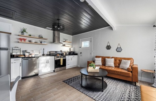 Tarpon Springs House | MODERN/Mins to Beach/walk to dwtn/Free parking