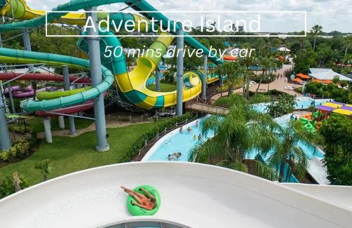 Tarpon Springs House | MODERN - Mins to Beach - Walk to Downtown - Free parking