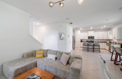 Arlington Park House | Modern, Mins to Beach and Downtown, Steps to Arlington Park