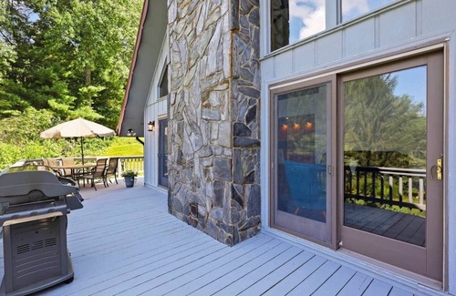 Warrensville House | Modern Mountain Escape, Modern Mountain Escape 10 minutes to West Jefferson.