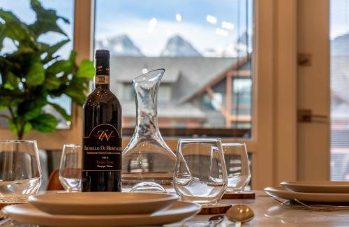 Canmore Apartment | Modern Mountain Oasis Top floor 2 level 2bd
