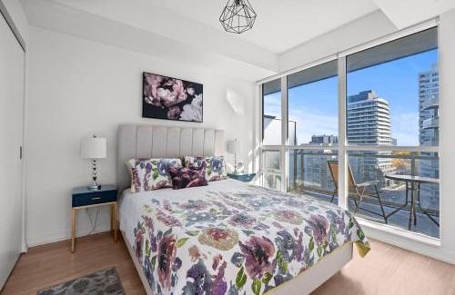 Yonge-Eglinton Apartment | Modern New 2Bd 2Ba &Den Condo with Balcony