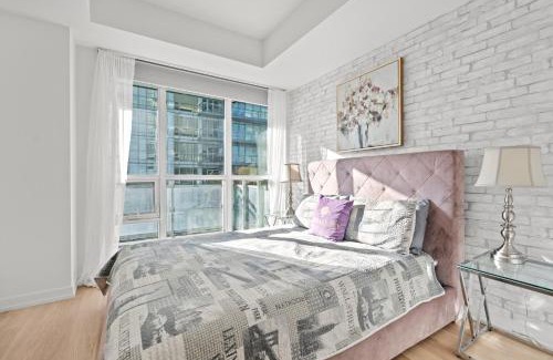 Yonge-Eglinton Apartment | Modern New 2Bd 2Ba &Den Condo with Balcony