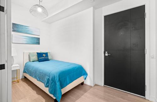 Yonge-Eglinton Apartment | Modern New 2Bd 2Ba &Den Condo with Balcony