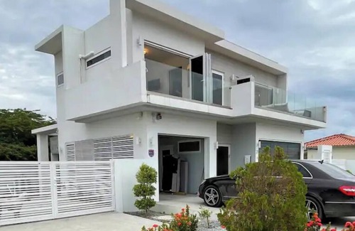 Kamay House | Modern New 3BR house with a splash of glam+Pool.5 Min from Palm and Eagle Beach.