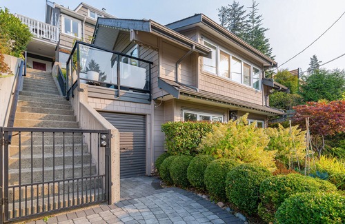 Upper Lonsdale House | Modern open concept design with breathtaking panoramic city skyline & ocean view