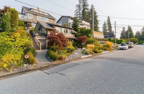 Upper Lonsdale House | Modern open concept design with breathtaking panoramic city skyline & ocean view
