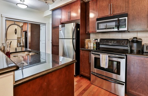 Bridgeland Condo | Modern open concept, close to DT and Free UG Parking. Discounted Monthly Rate.