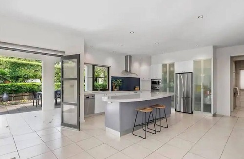 Deakin House | Modern & Perfect Location in Parliament Triangle