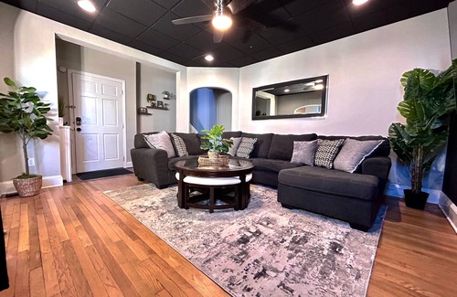 Morton House | Modern Philly Suburb Townhouse - Easy City Access & Close to the AIrport